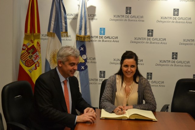 Pilar Rojo visitu a delegación da Xunta de Galicia en Buenos Aires, onde asinou no libo de ouro